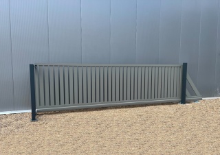 Ogrodzenie Vertical - Aluminiowa Brama Przesuwna z Pionowymi Profilami Beżowa