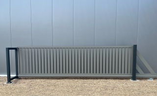 Ogrodzenie Vertical - Aluminiowa Brama Przesuwna z Pionowymi Profilami Beżowa