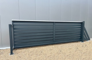 Ogrodzenie Horizontal - Aluminiowa Brama Przesuwna z Poziomymi Profilami