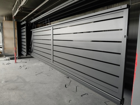 Ogrodzenie Horizontal - Aluminiowa Brama Przesuwna z Poziomymi Profilami